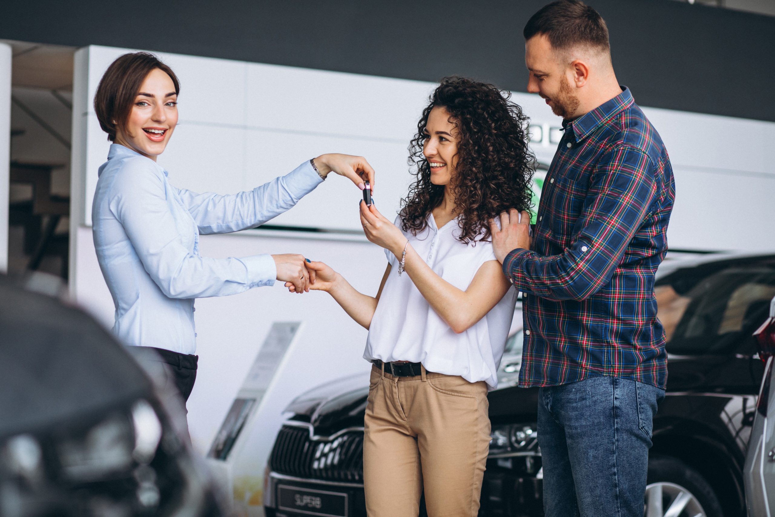 Só Consórcio jovem casal comprando carro